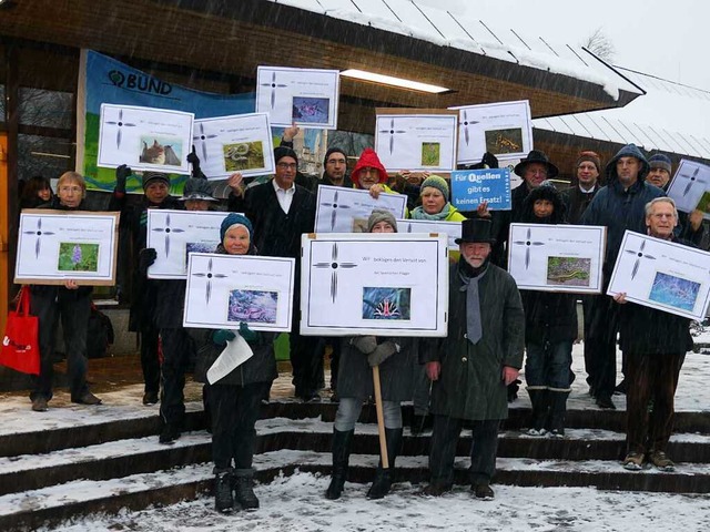 Rund 30 Naturschtzer protestierten vo...ll gegen das Pumpspeicherwerk Atdorf.   | Foto: Nino Betz