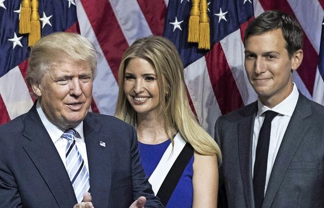 Jared Kushner (rechts) mit seiner Frau Ivanka und deren Vater Donald Trump.   | Foto: AFP