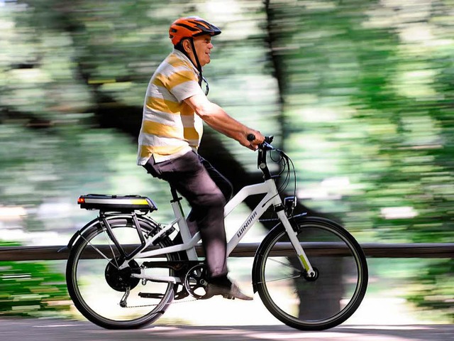 Die E-Bikes und Pedelecs sind besonders bei Senioren beliebt.   | Foto: dpa