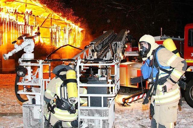 Brand auf Aussiedlerhof tötet rund 50 Kälber – Feuerwehr kämpfte mit vereisten Schläuchen