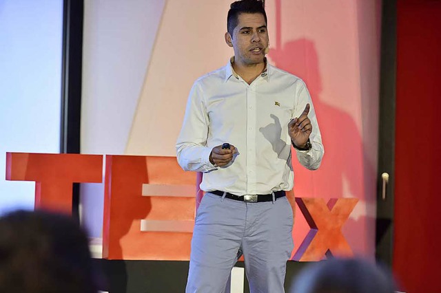Speaker Ernesto Moreno beim ersten TED-Talk in Freiburg.  | Foto: Thomas Kunz