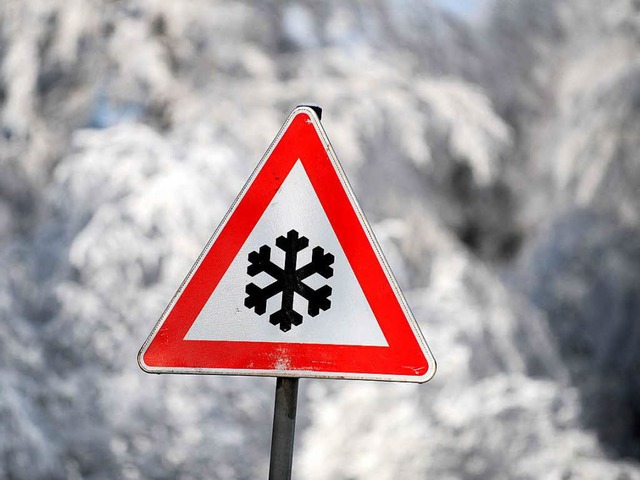 Schnee auf der Strae. In Lrrach hat ...en und ohne Fhrerschein (Symbolbild).  | Foto: dpa