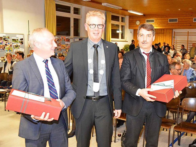 Fr ihre Untersttzung dankte Brgerme... Zngerle (links) und Kurt Hartenbach.  | Foto: Manfred Frietsch