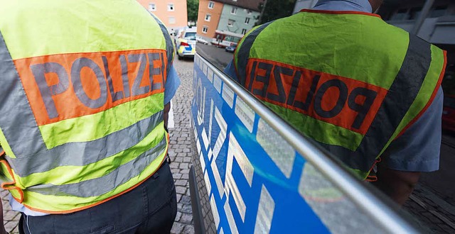 Ein Autofahrer hat laut Polizei am Die...nd Fahrerflucht begangen (Symbolbild).  | Foto: dpa