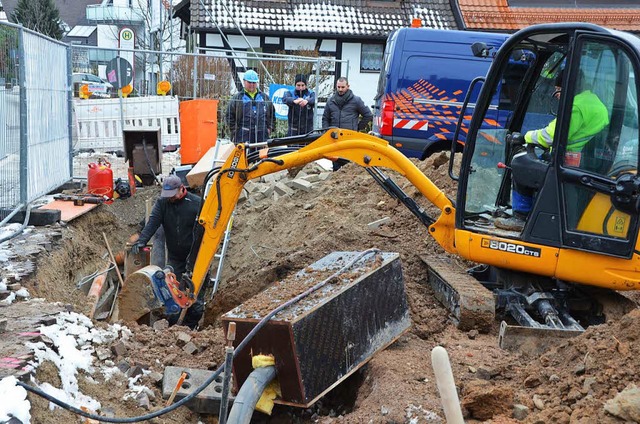 Beim Setzen eines Stahltrgers in der ...n Gundelfingen fr einen Stromausfall.  | Foto: Max Schuler 