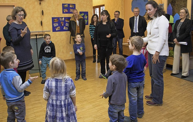 Die Kinder des Sprachheilkindergartens...end der bergabefeier zum Thema Zeit.   | Foto: mps