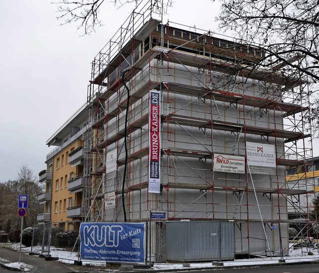 Mittlerweile gut verpackt steht das Ho...t luft der Innenausbau des Gebudes.   | Foto: Wolfgang Gckel /Kathrin Ganter