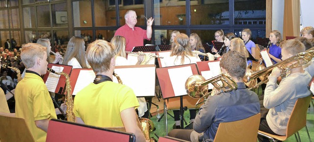 Dirigent Markus Gtz und das neu gegrndete Jugendorchester der Stadtmusik Zell   | Foto: Paul Berger