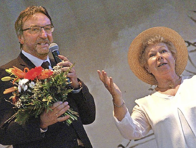 Brgermeister  Walter Laub berreichte...zgruppenleiterin Monika Meier Blumen.   | Foto: Karin Wortelkamp