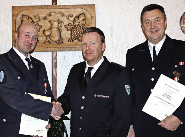 Fr 40 Jahre aktiven Feuerwehrdienst e...Heiko Fehrenbach beglckwnscht wurde.  | Foto: Christa Maier