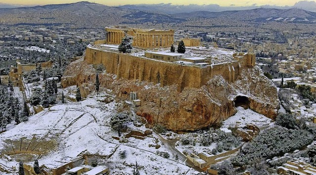 Schnee auf der Akropolis in Athen &#82...ick, der nicht alle Tage zu sehen ist.  | Foto: dpa