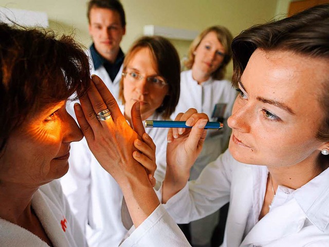 Eine Medizinstudentin untersucht eine Patientin.  | Foto: dpa