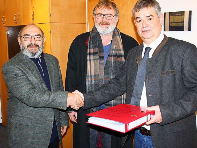 Eugen Winter und Jan Behrends bei der ...rgermeisterstellvertreter Gutzweiler.  | Foto: Andreas Peikert