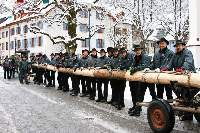 Die Baumsteller der Narrenzunft Schna...im Frige-Marcher-Brunnen aufstellen.  | Foto: Narrenzunft Schnau