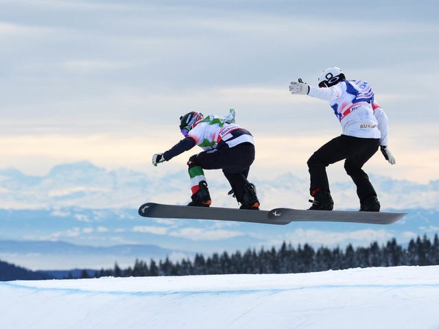 Sportler beim Vorlauf des Snowboard-Cross-Weltcups 2016 auf dem Feldberg  | Foto: dpa
