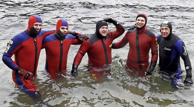 <BZ-FotoAnlauf>Neujahrsschwimmen DLRG:...ar nur mit Klteschutzanzgen mglich.  | Foto: DLRG
