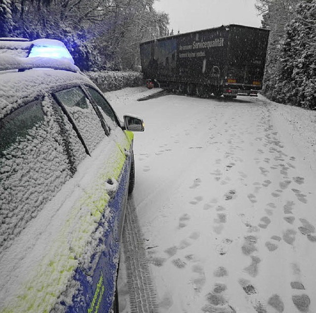 Auf Schnee ins Rutschen kam dieser Las...u ber Stunden die Strae blockierte.   | Foto: Polizeiprsidium Freiburg