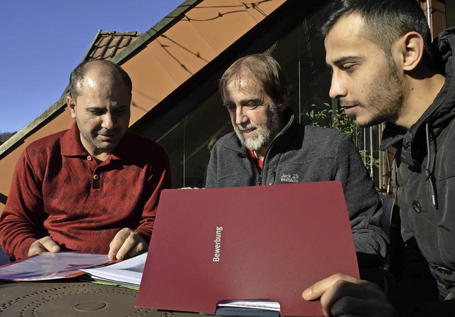 Jrgen Lieser (Mitte) bespricht mit Fa... bei der Jobsuche untersttzen  will.   | Foto: Moritz Lehmann