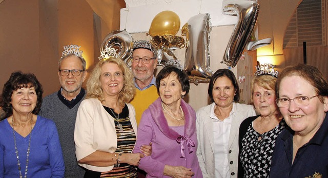 Carolin Lefferts (Dritte von links) un..., dass es den Gsten an nichts fehlt.   | Foto: Sedlak