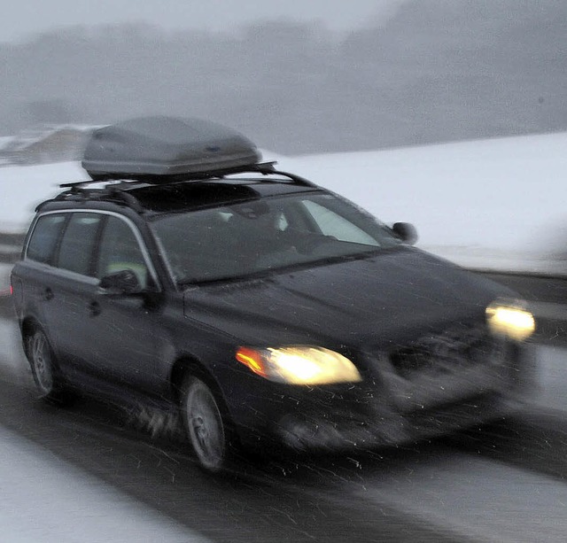 Winterausrstung passt in die Dachbox des Autos.   | Foto: dpa