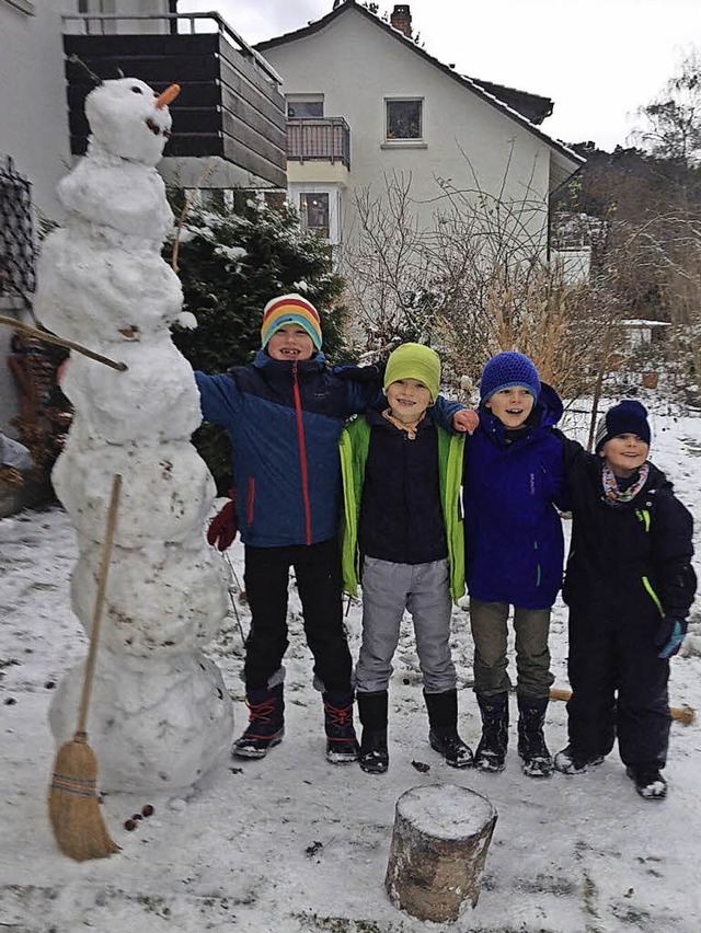 Der siebenstckige Schneemann und seine vier Erbauer   | Foto: privat