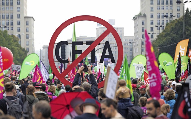 Protest gegen den neuen Freihandelspakt im Oktober in Berlin   | Foto: dpa