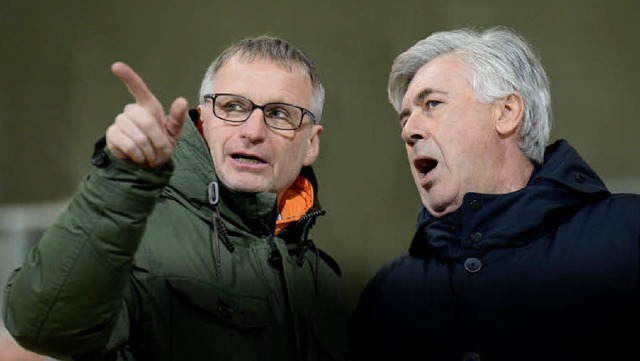 Michael Reschke (links) im Gesprch mit Bayern-Coach Carlo Ancelotti  | Foto: imago