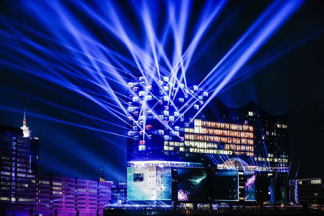 Drinnen das Konzert, auen die Lichtshow: die Elbphilharmonie am Mittwochabend   | Foto: dpa