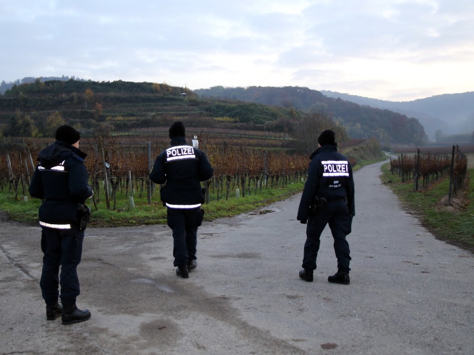 Polizisten sichern im November das Gebiet der Ermittlungen.  | Foto: Joachim Hahne 