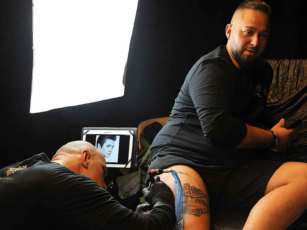 Andy (34) aus Freiburg lässt sich von Tattoo-Artist Carlos vom Freiburger Studio Hungarink einen Kopf von Elvis tätowieren. Andy (34) aus Freiburg lässt sich von Tattoo-Artist Carlos vom Freiburger Studio Hungarink einen Kopf von Elvis tätowieren.