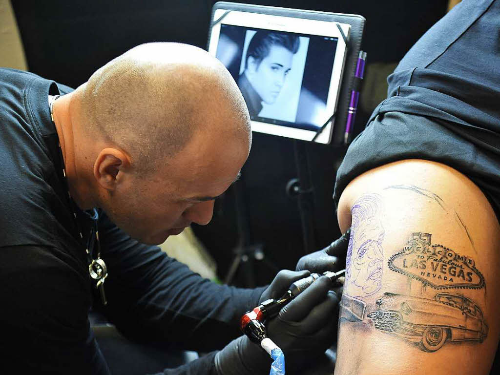 Andy (34) aus Freiburg lässt sich von Tattoo-Artist Carlos vom Freiburger Studio Hungarink einen Kopf von Elvis tätowieren. Andy (34) aus Freiburg lässt sich von Tattoo-Artist Carlos vom Freiburger Studio Hungarink einen Kopf von Elvis tätowieren.