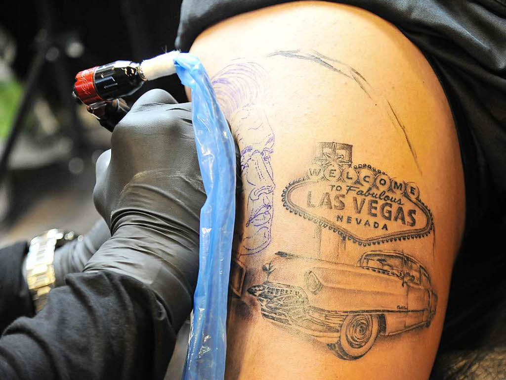 Andy (34) aus Freiburg lässt sich von Tattoo-Artist Carlos vom Freiburger Studio Hungarink einen Kopf von Elvis tätowieren. Andy (34) aus Freiburg lässt sich von Tattoo-Artist Carlos vom Freiburger Studio Hungarink einen Kopf von Elvis tätowieren.