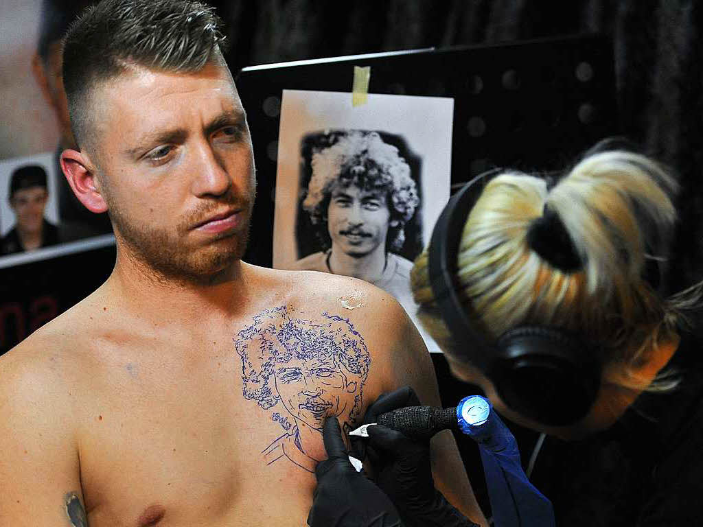 Marvin Merz (24) aus Karlsruhe lässt sich von Tattoo-Artist Lena von Psycho Art Tattoo Karlsruhe das Porträt seines verstorbenen Vaters stechen, des regional bekannten Fussballers Erhard Merz. Marvin Merz (24) aus Karlsruhe lässt sich von Tattoo-Artist Lena von Psycho Art Tattoo Karlsruhe das Porträt seines verstorbenen Vaters stechen, des regional bekannten Fussballers Erhard Merz.