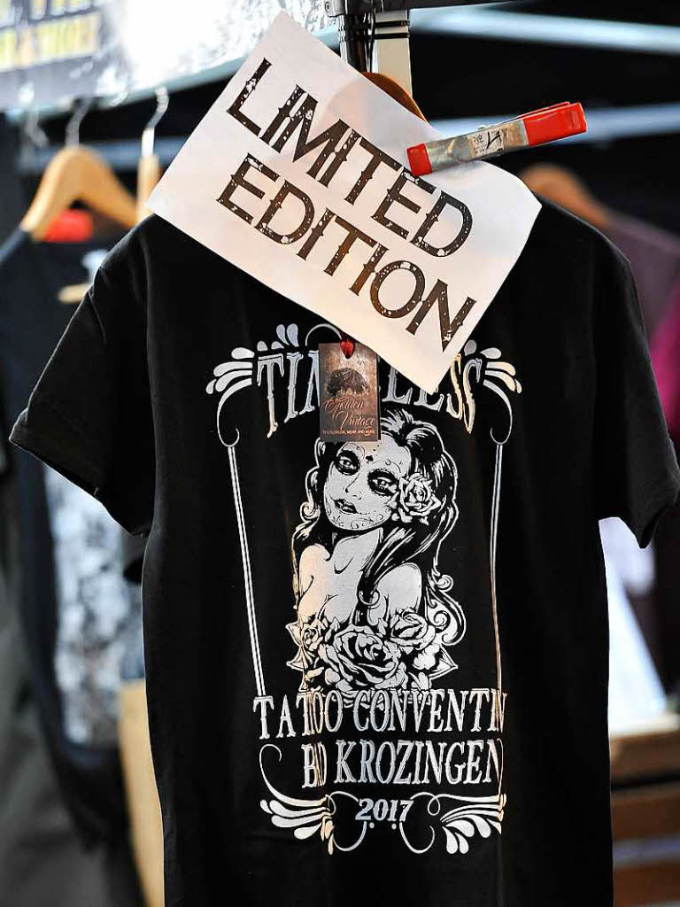 Tattoo-Kultur umfasst neben den Tattoos selbst auch viele andere Dinge, zum Schluss auch das Fan-T-Shirt zur Erinnerung. Tattoo-Kultur umfasst neben den Tattoos selbst auch viele andere Dinge, zum Schluss auch das Fan-T-Shirt zur Erinnerung.