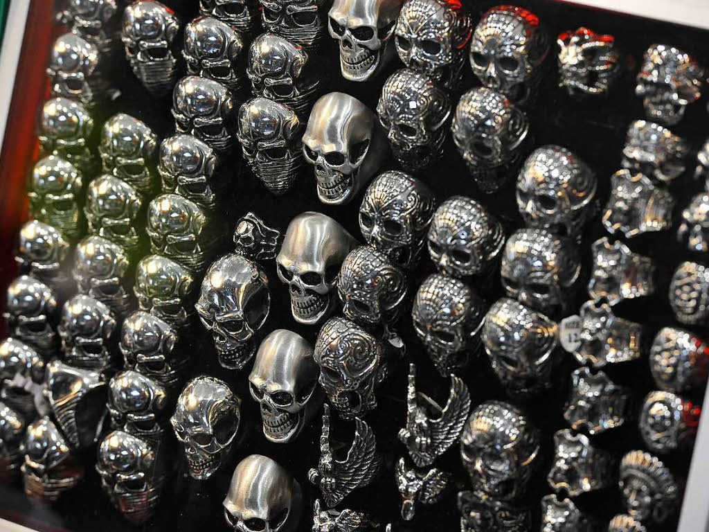 Tattoo-Kultur umfasst neben den Tattoos selbst auch viele andere Dinge, etwa recht speziellen Schmuck. Tattoo-Kultur umfasst neben den Tattoos selbst auch viele andere Dinge, etwa recht speziellen Schmuck.