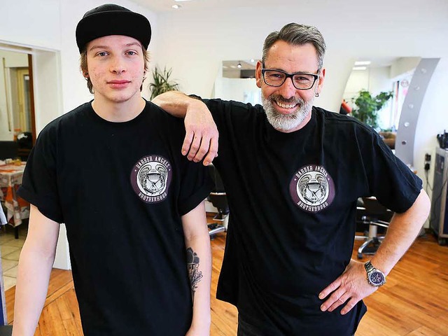 Peter Mayer (rechts) und sein Mitarbei...8222;Barber Angels Brotherhood&#8220;.  | Foto: Christoph Breithaupt