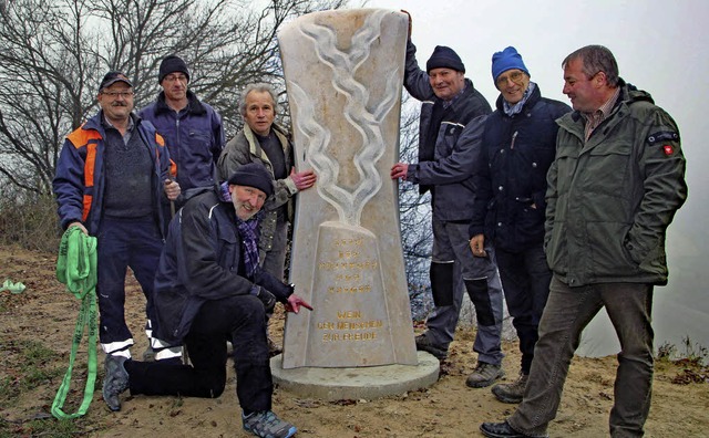 Der Knstler Jacques Millet (Dritter v...ern die erste Stehle am Badenberg auf.  | Foto: Herbert Trogus