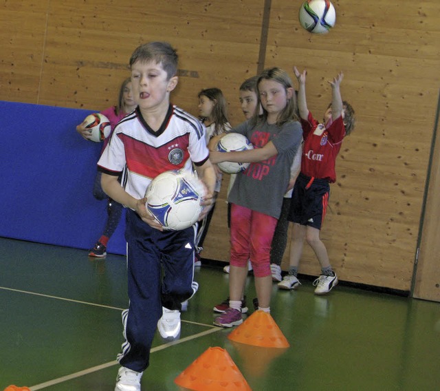 Zum Umgang mit dem Fuball hatten die ...e bungen fr die Kinder mitgebracht.   | Foto: Ulrike Spiegelhalter