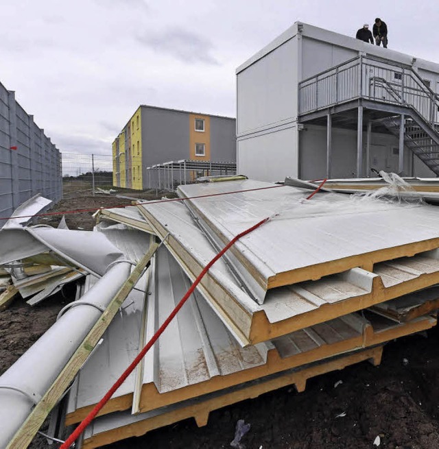 Der Wind hat das Dach einer Unterkunft in Karlsruhe abgedeckt.   | Foto: DPA