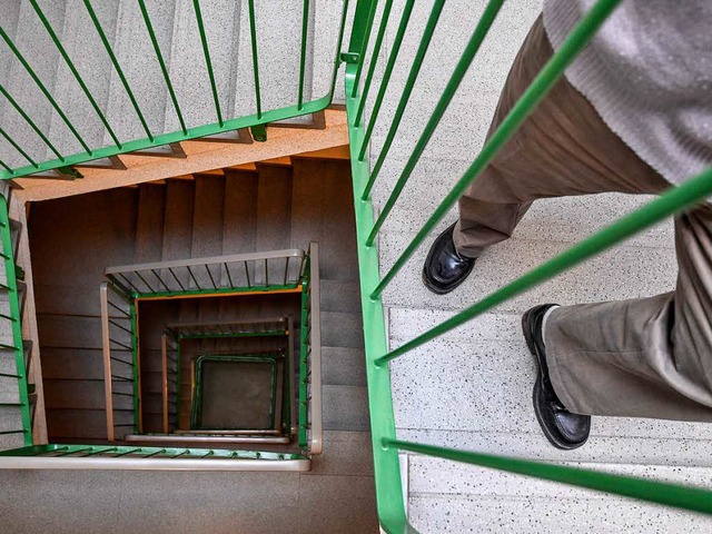Ein 80-Jhriger will einen Fahrstuhl, ...seine Wohnung im 5. Stock zu gelangen.  | Foto: dpa