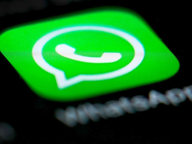 WhatsApp steht in der Kritik und wehrt sich.  | Foto: dpa