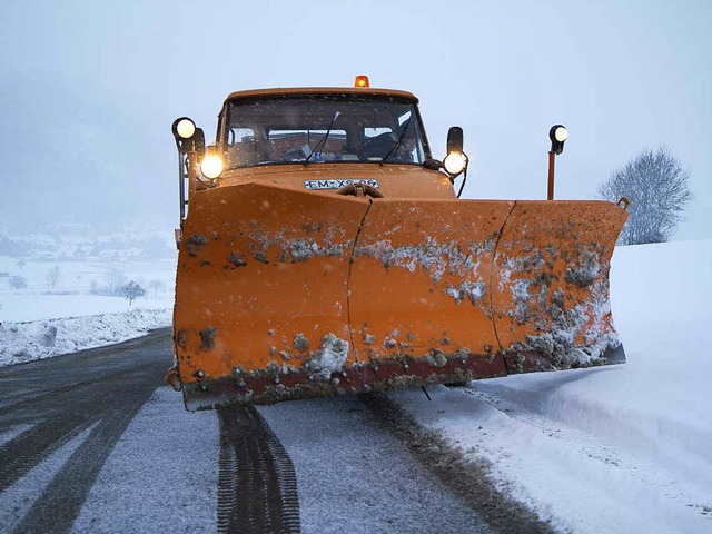 Ein Fahrzeug des Winterdiensts im Einsatz (Symbolbild)  | Foto: Daniel Fleig