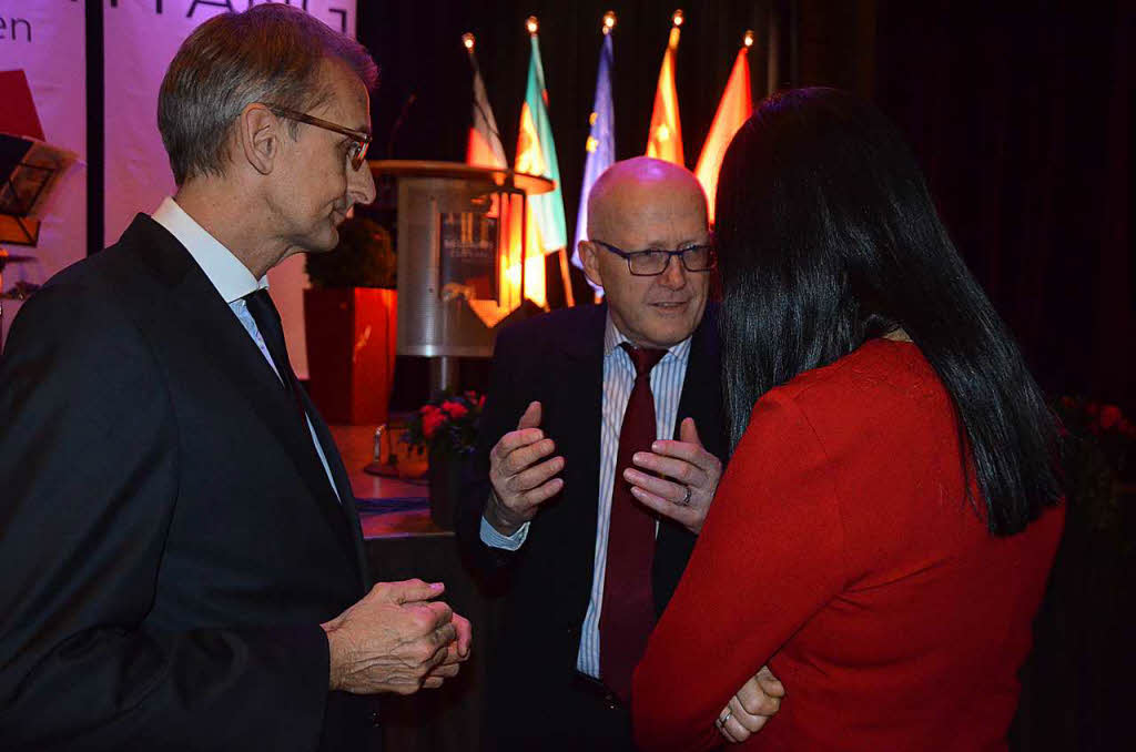 CDU-Bundestagsabgeordneter Armin Schuster (links) im Gesprch mit Alt-Brgermeister Rolf Karrer und Monica Eberhardt