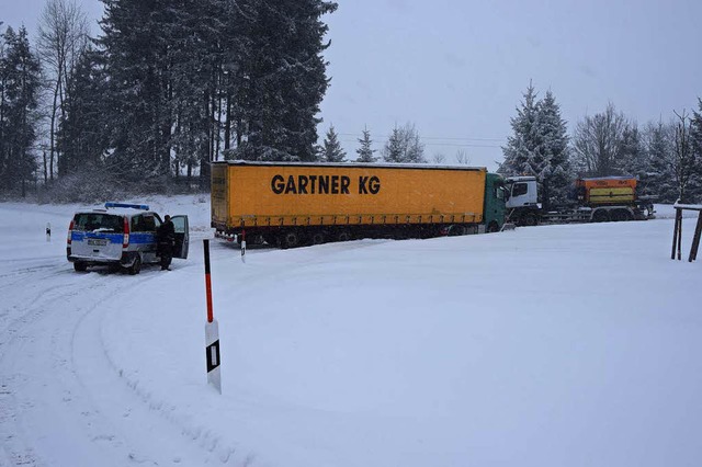 Ein Lkw blieb im Schnee stecken. Er mu...em Schneerumer heraus gezogen werden.  | Foto: Martin Ganz