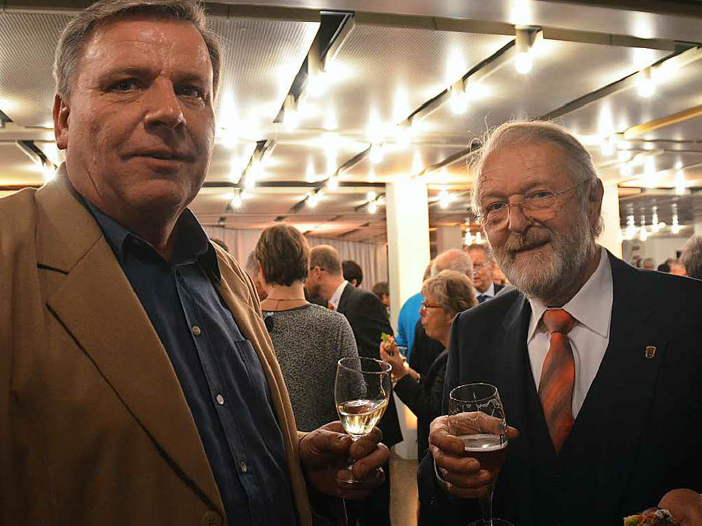 Bier oder Wein?: Jrgen Reiske(IG Weinbau Herten) und SPD-Stadtrat Alfred Winkler beim Umtrunk.