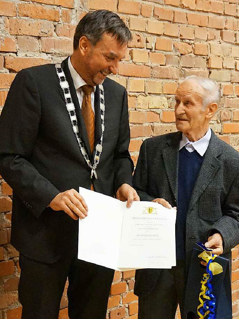 Eine lebende Kleintierzchterlegende: Helmut Kaltenbach erhlt die Ehrennadel des Landes Baden-Wrttemberg