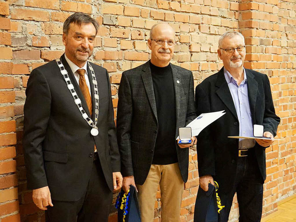 Verdienste um den DRK-Ortsverein: Gnther Blter (mitte) und Walter Reutlinger (re.) erhielten die Brgermedaille (li. BM Walter Laub)