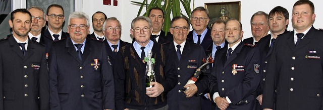 Bahlingens Kommandant Gabriel Boos (re...hrigen Mitgliedern im Feuerwehrdienst.  | Foto: Christiane Franz