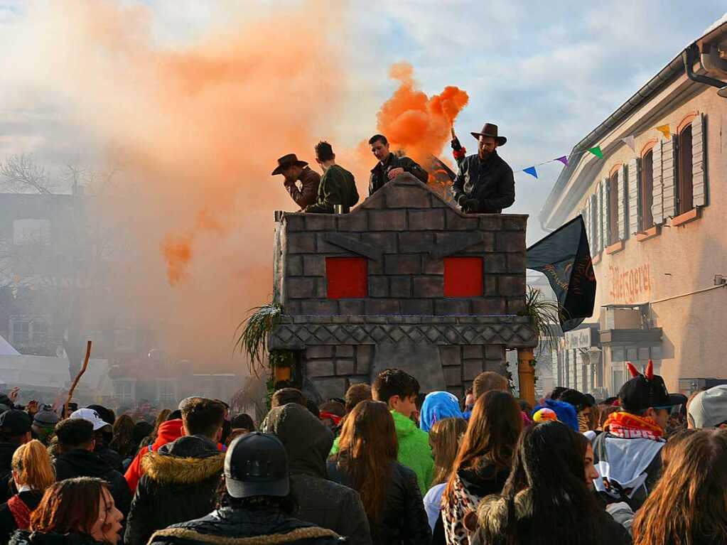 Mit dem Schlusswagen der Fachsiimbla Pfaffenweiler kam nicht nur die Sonne heraus, sondern auch fast Love-Parade-Stimmung auf.