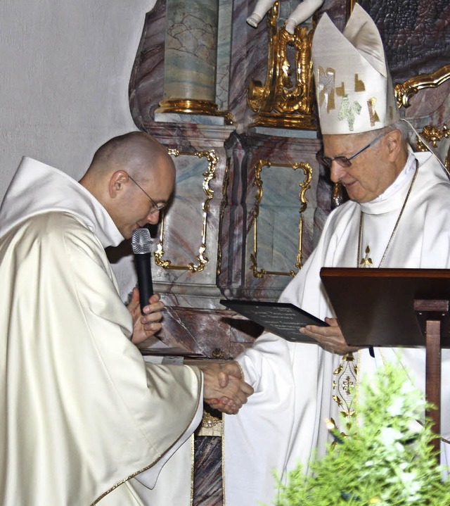 Ein Geschenk fr den Bischof: Pater Da...llitsch ein Bild des heiligen Paulus.   | Foto: Andreas Bhm